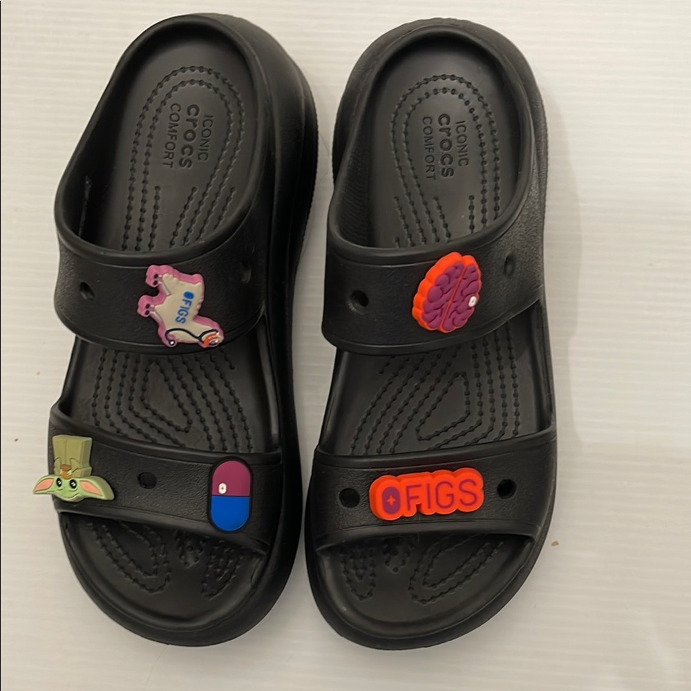 CROCS CLASSIC SANDAL MENS SIZE 5 WOMENS SIZE 7